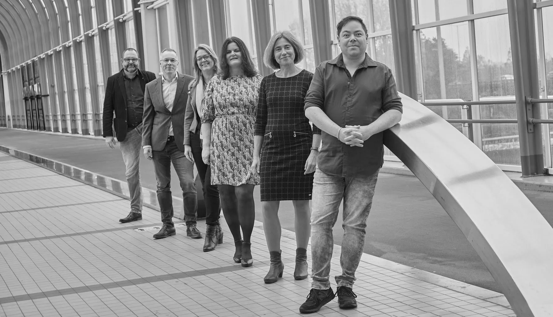 Divers team in overleg in een moderne kantooromgeving
