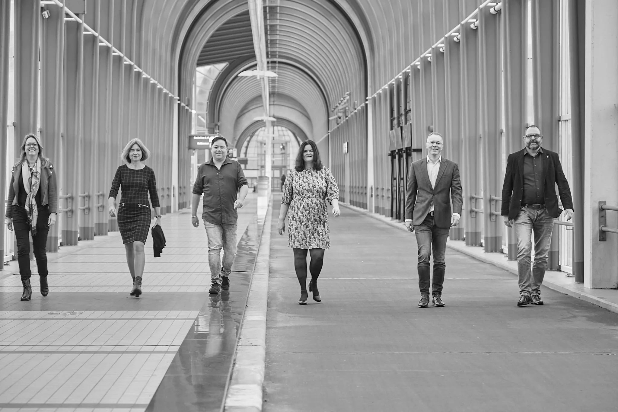 Divers team in overleg in een moderne kantooromgeving